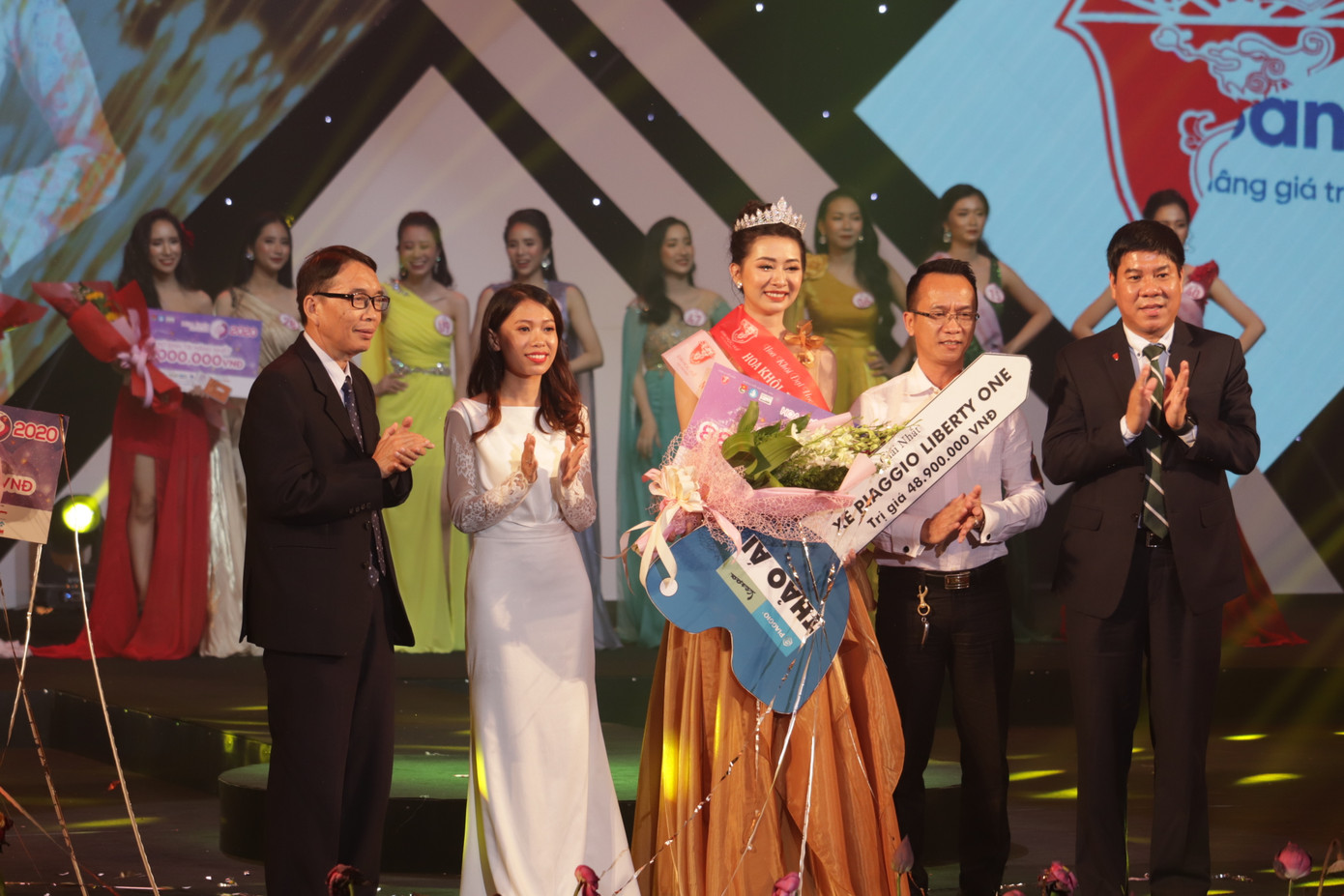 Hoa khôi Đại học Huế 2020: Gọi tên nữ sinh trường Đại học Ngoại ngữ ảnh 2