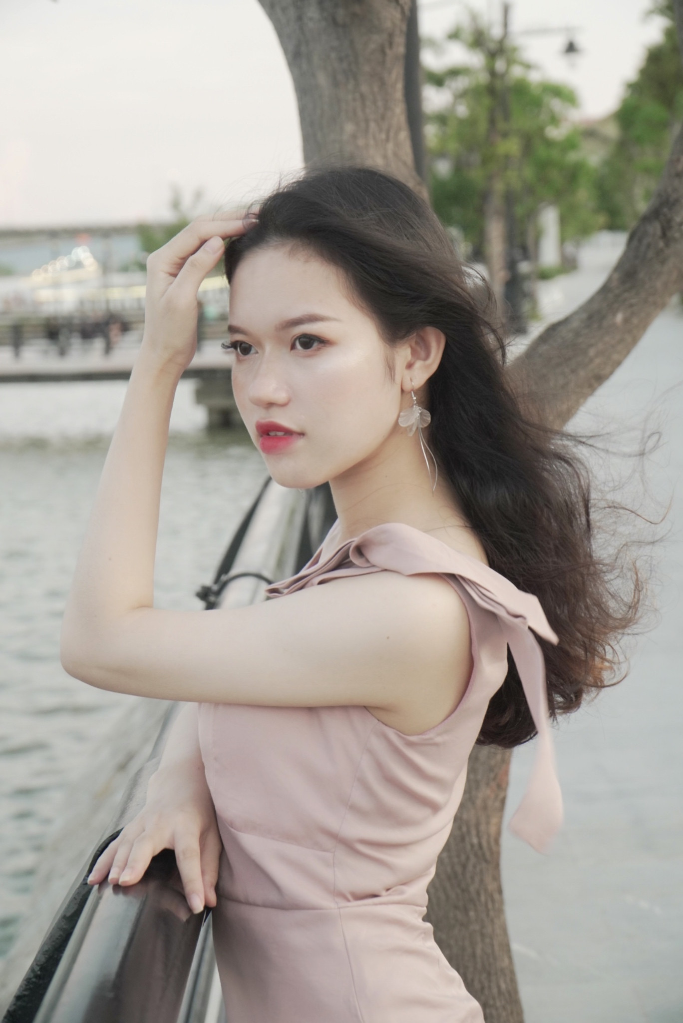 Sinh viên giỏi 3 năm kiêm người mẫu ảnh, diễn viên, Make-up Artist và dẫn chương trình ảnh 12