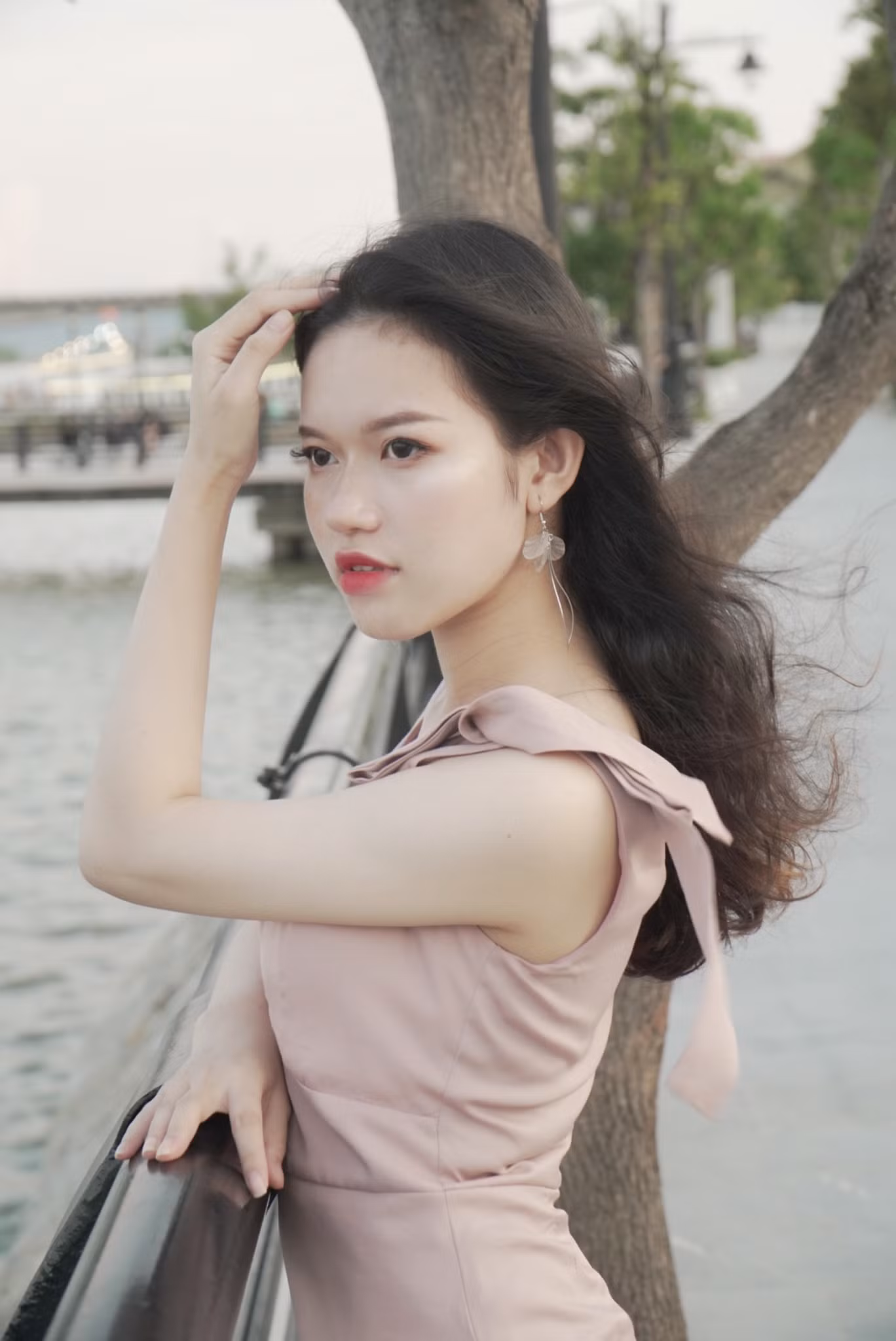 Sinh viên giỏi 3 năm kiêm người mẫu ảnh, diễn viên, Make-up Artist và dẫn chương trình ảnh 12