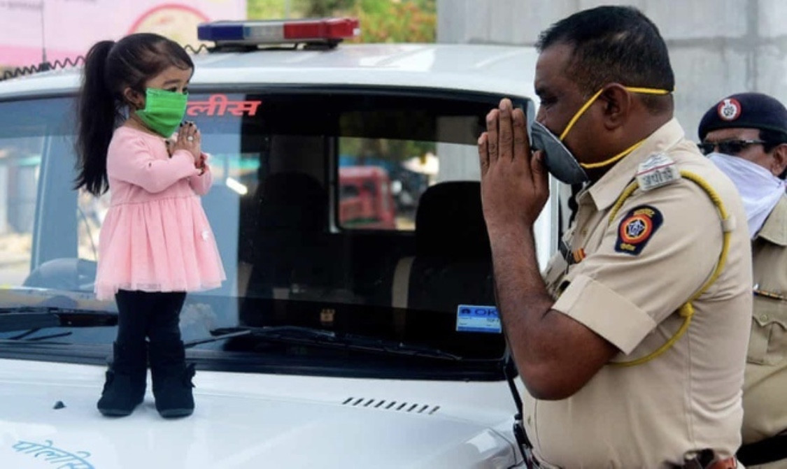 Nữ diễn viên nhỏ nhất thế giới với chiều cao 62,8 cm và nặng 5 kg ảnh 4