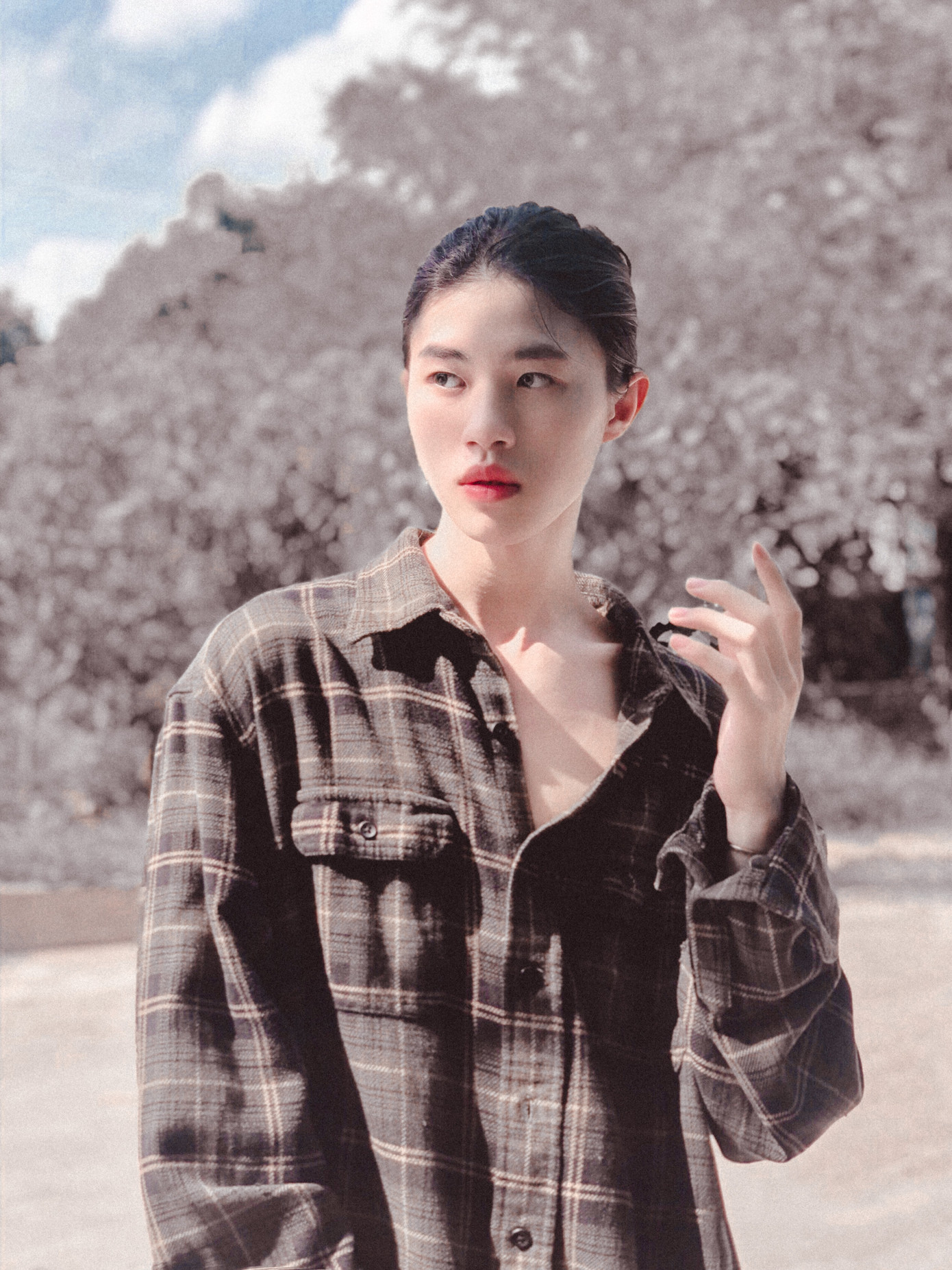 Chàng trai sở hữu vẻ đẹp gây sốc thách thức chuẩn mực giới tính ảnh 2