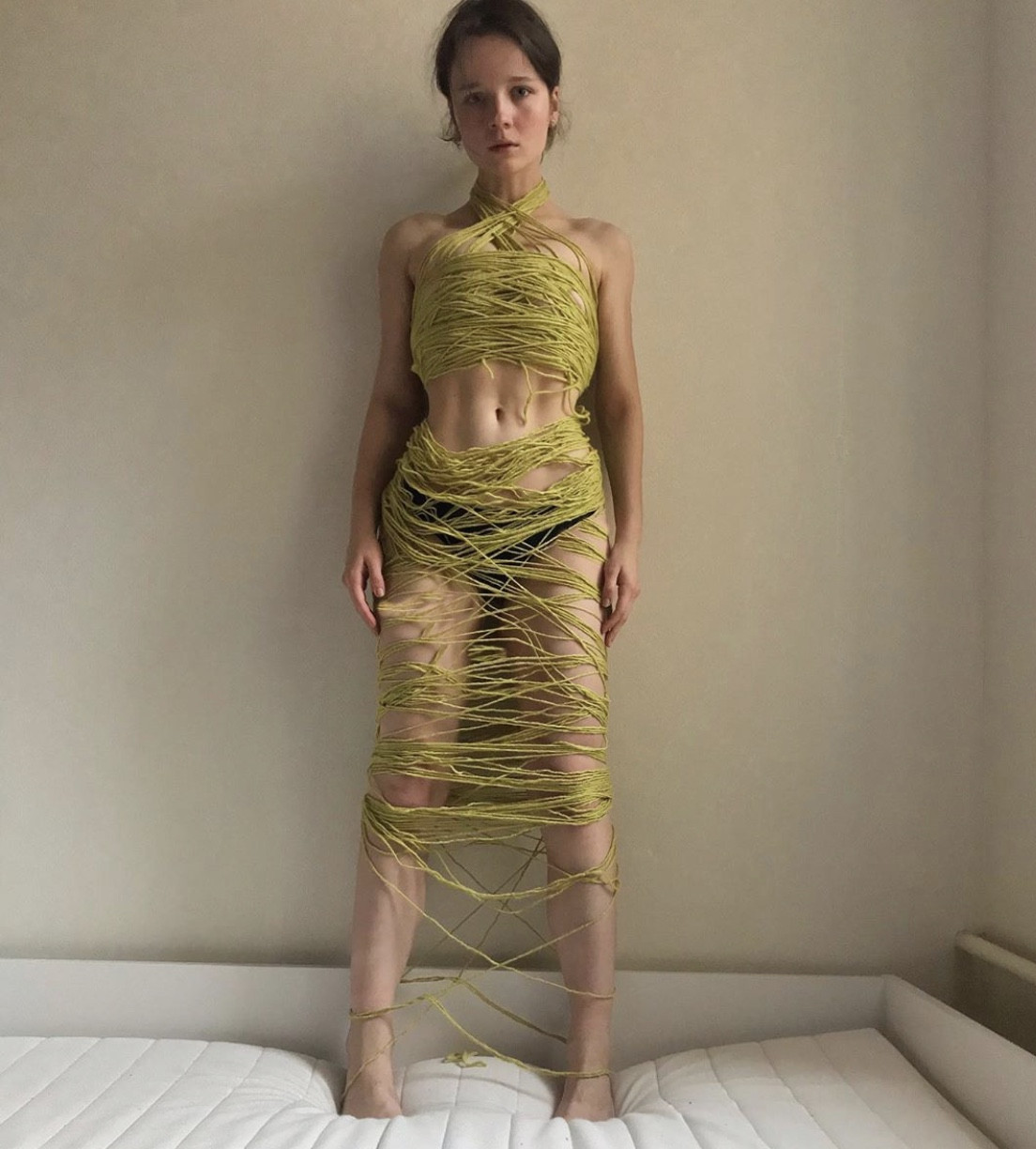 Cô gái 19 tuổi nổi tiếng nhờ tài thiết kế thời trang từ lá bài, đĩa CD ảnh 4