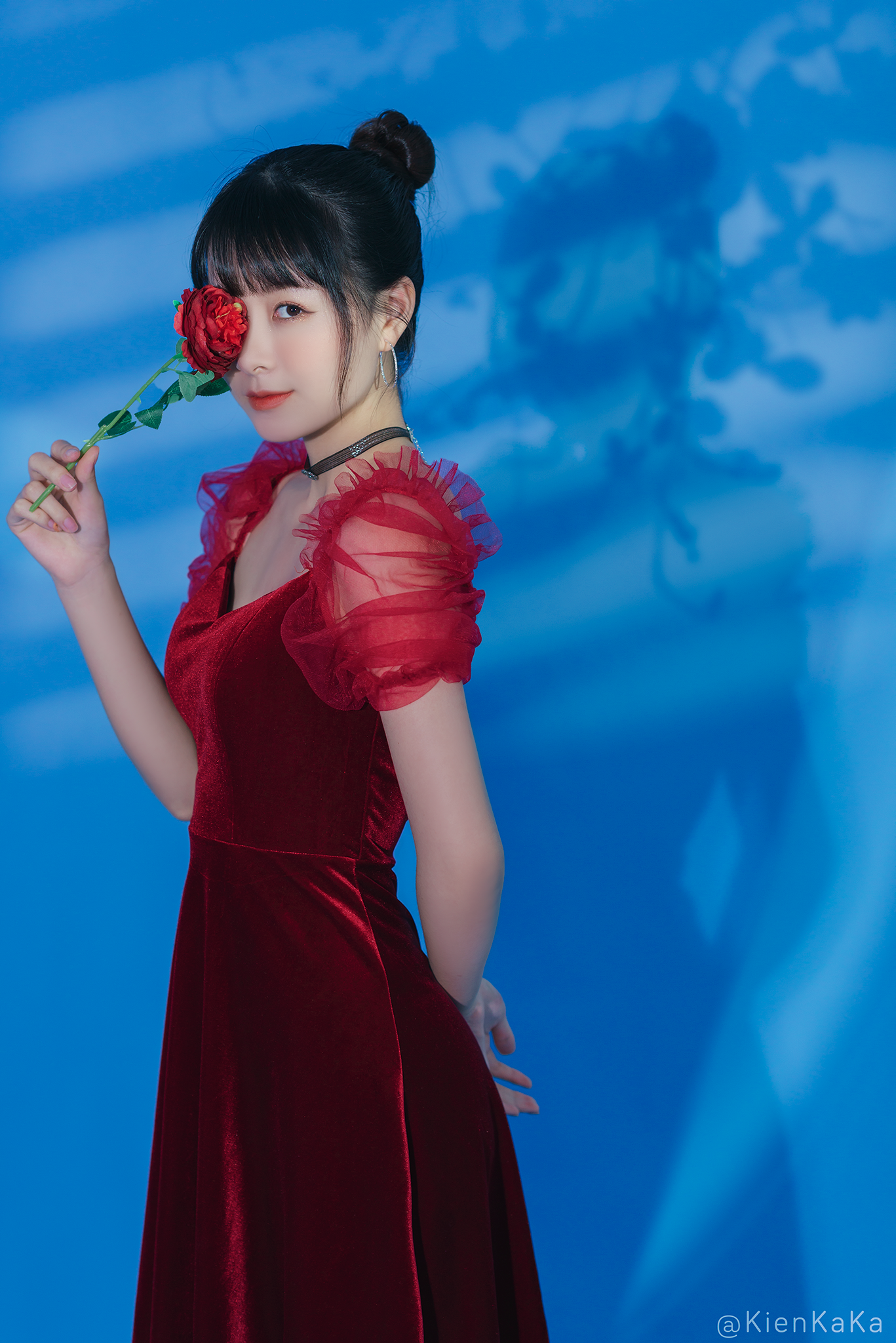 “Hot girl báo chí“: Nghệ thuật nằm bên tay trái ảnh 1