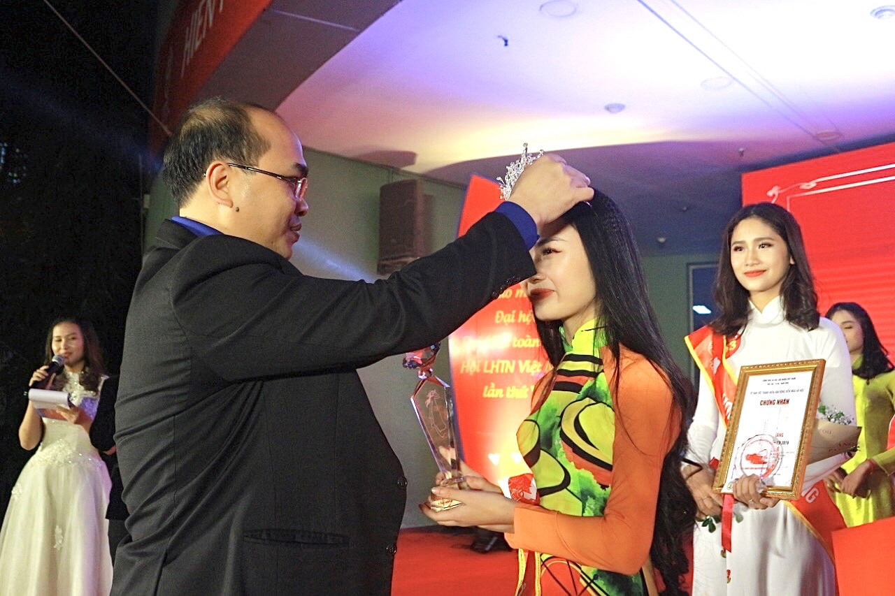 Nguyệt Nga xuất sắc trở thành Hoa khôi tình nguyện 2019. Hoa khôi tình nguyện luôn mong muốn lan tỏa tình thương ảnh 7