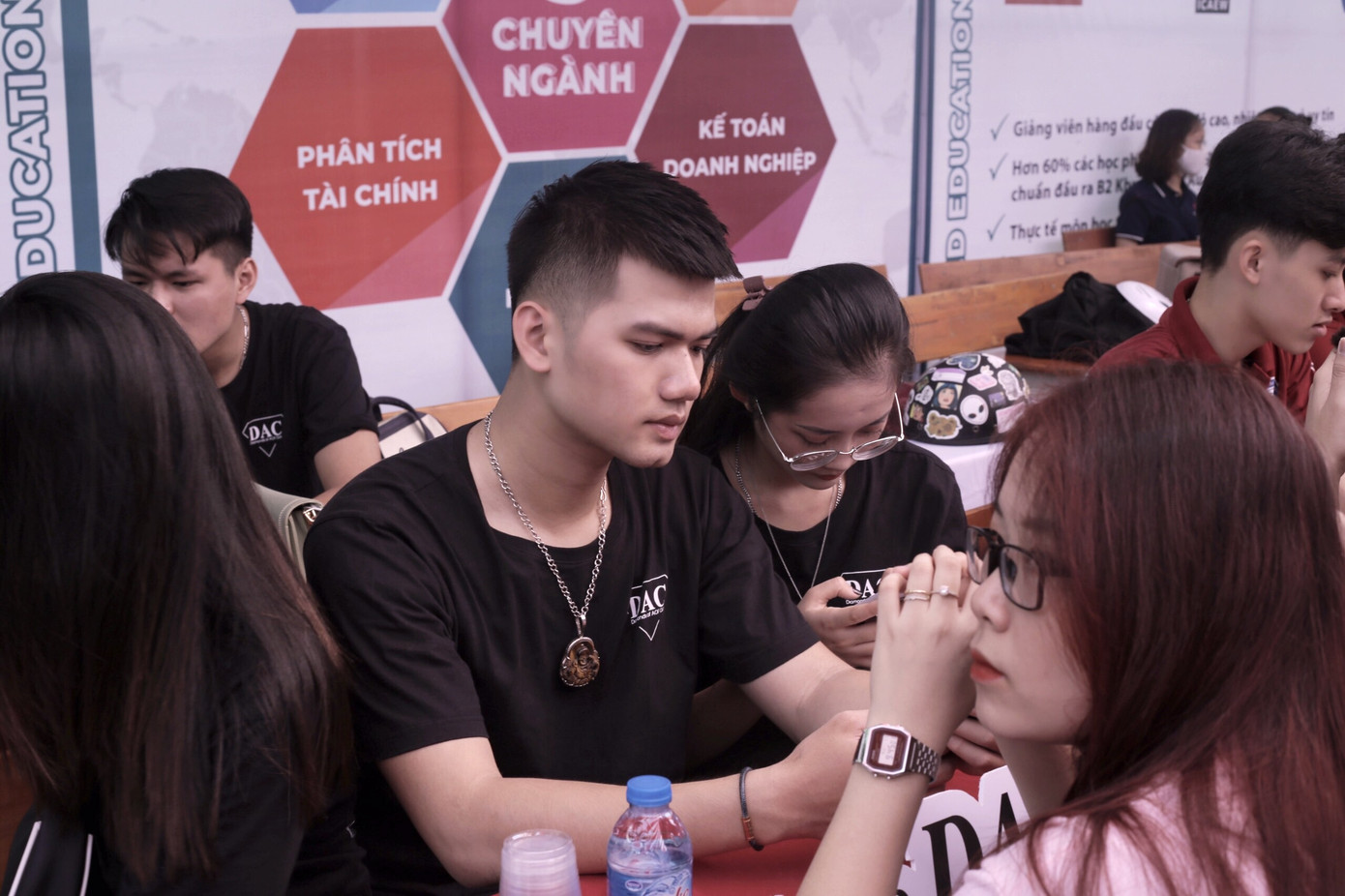 Từ vận động viên cầu lông cao 1m85 trở thành sinh viên Kế toán ảnh 11