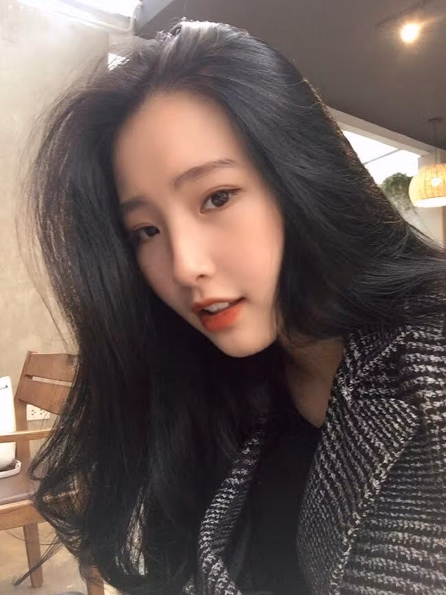 Nữ sinh ngành truyền thông thành thạo 3 ngoại ngữ, gây sốt với vẻ đẹp “thần tiên tỷ tỷ” ảnh 1