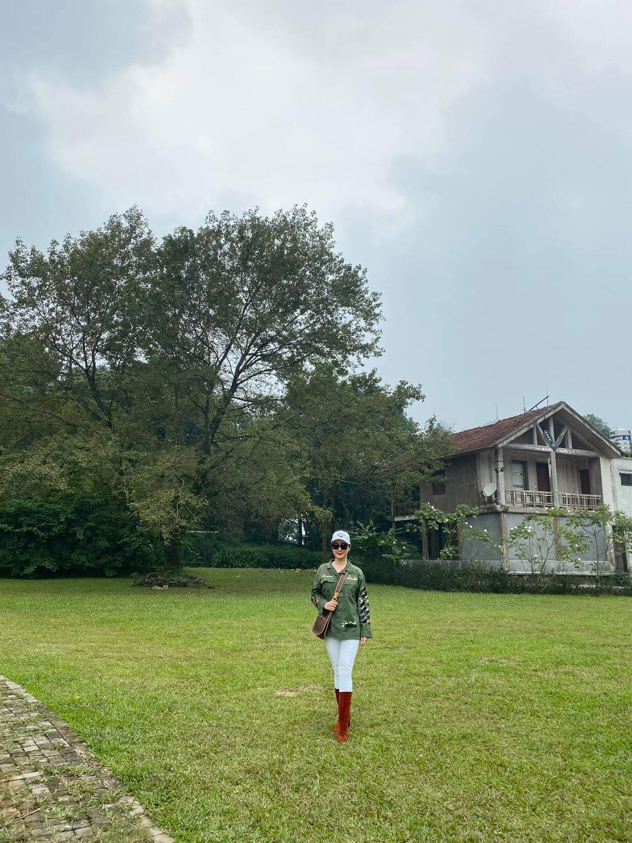 Chi Pu xuất hiện với phong cách sang chảnh; Thu Trang - Tiến Luật mặn nồng dù con đã lớn ảnh 26