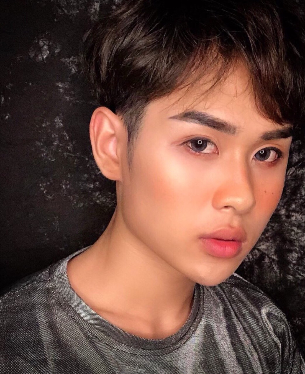 Học đại học Văn hoá lại bén duyên với nghề make up và mẫu ảnh ảnh 1