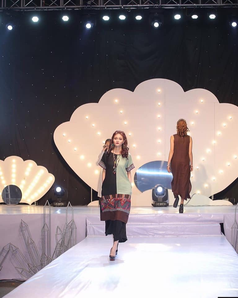 Bông hoa khác biệt giữa một rừng hoa ảnh 8