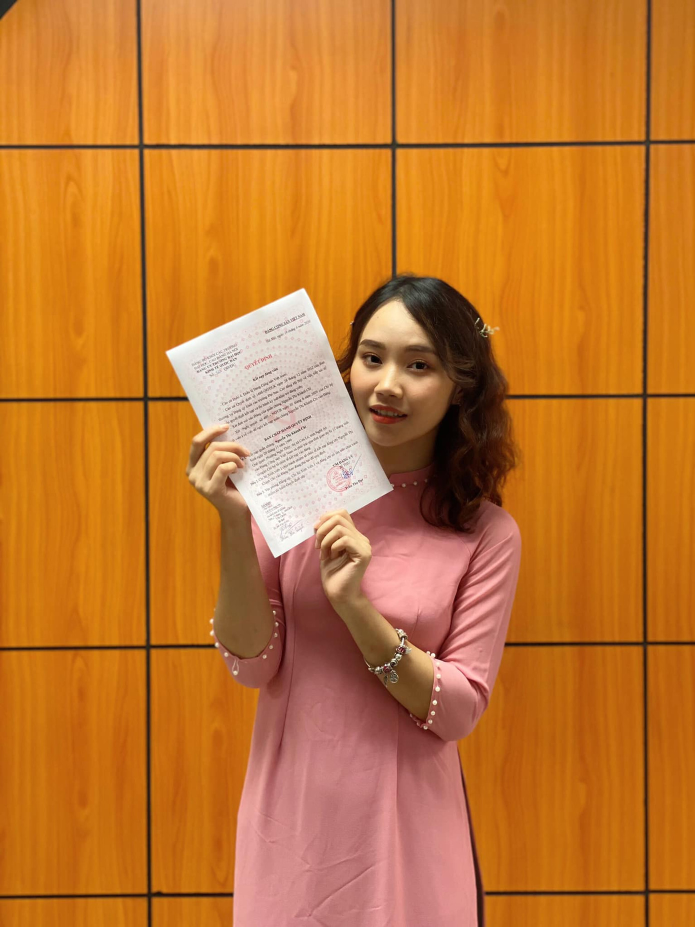 Tân cử nhân trẻ tuổi nhất trường ĐH Kinh tế Quốc dân là Đảng viên, sinh viên xuất sắc ảnh 2