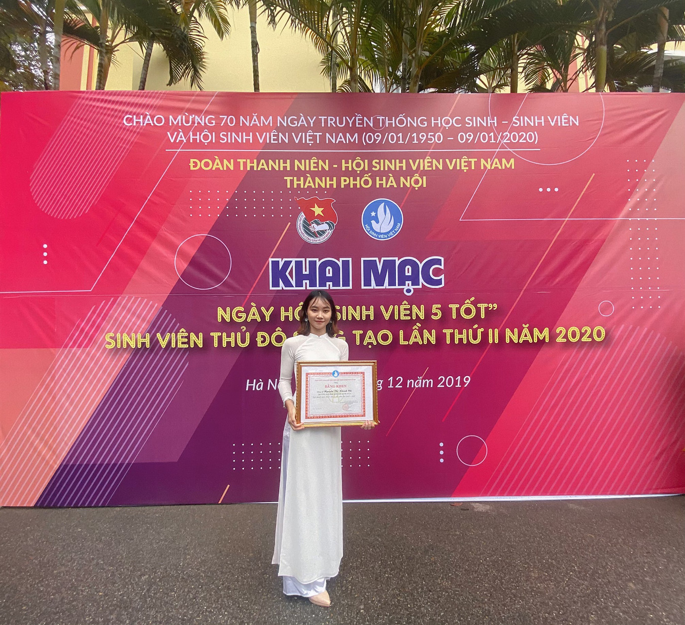 Tân cử nhân trẻ tuổi nhất trường ĐH Kinh tế Quốc dân là Đảng viên, sinh viên xuất sắc ảnh 6