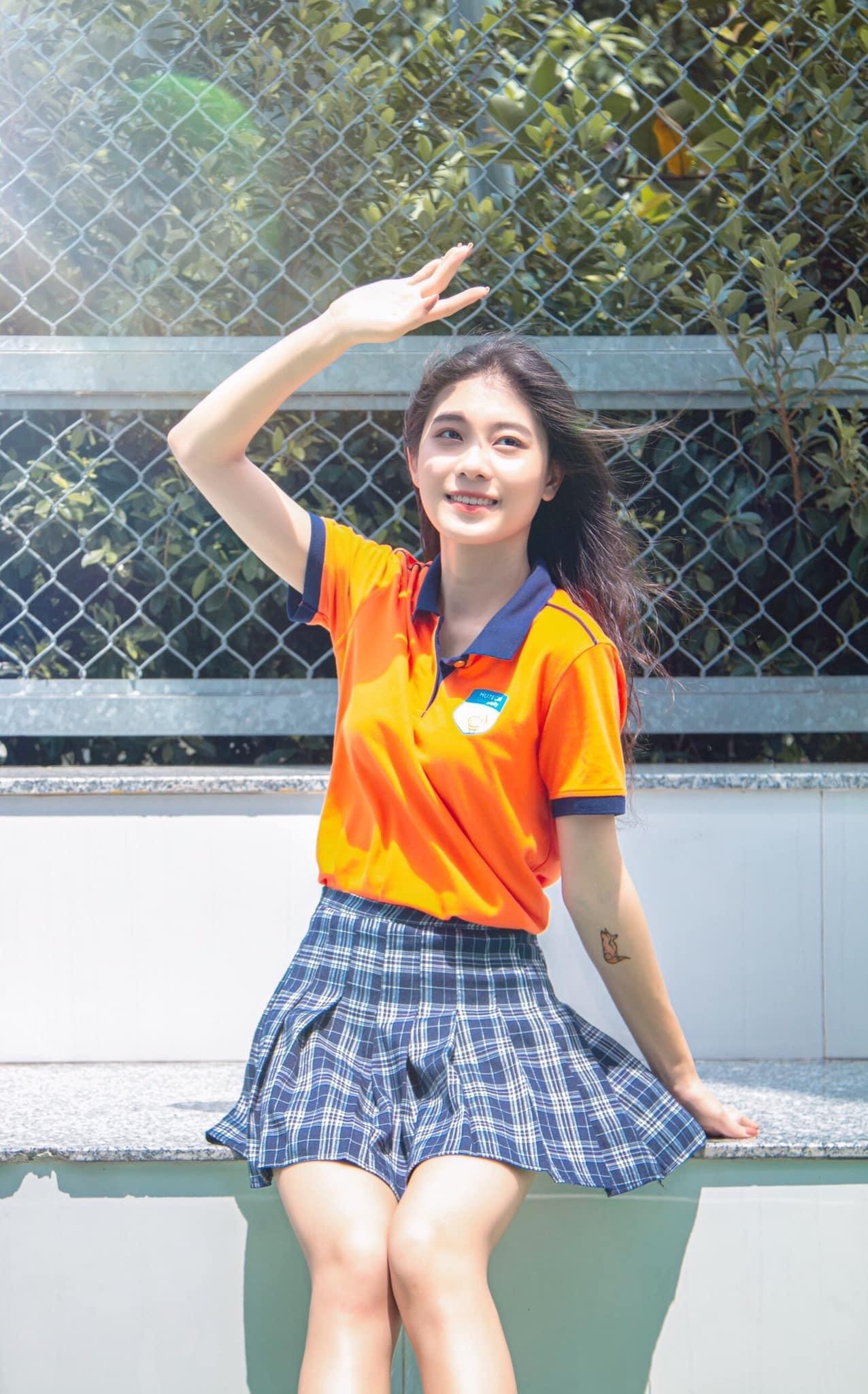 Vẻ đẹp trong veo của nữ sinh Hutech trong bộ đồng phục trường ảnh 2