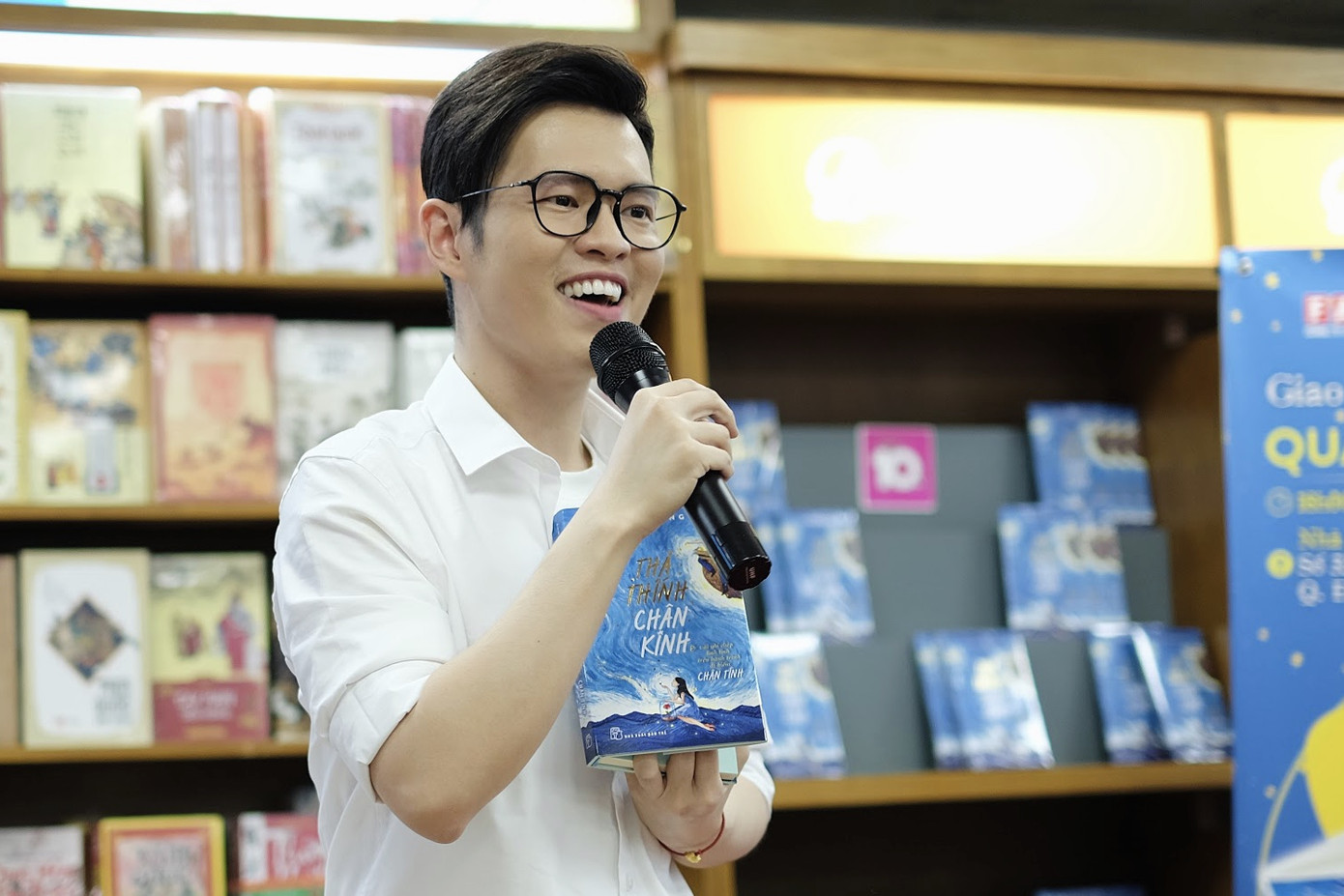 Không chỉ gây thương nhớ với những trang sách, Anh Khang còn "đốn tim" độc giả bởi vẻ ngoài điển trai. Ảnh: Kaoru Chan Nhà văn Anh Khang: “thả thính” 9 năm, tìm thấy chân tình là độc giả ảnh 1