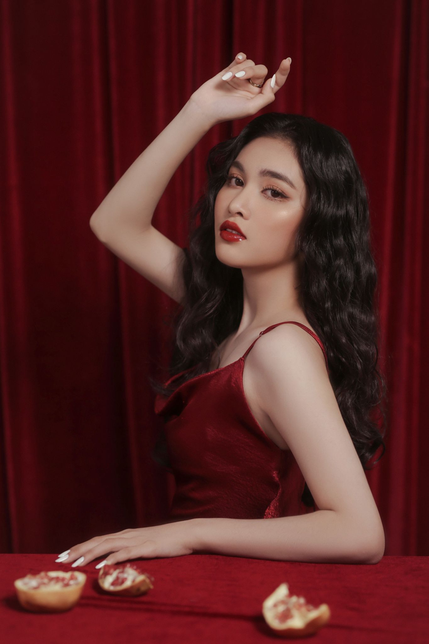 Người đẹp Hồng Nhung khoe vẻ đẹp hút hồn trong bộ ảnh đón năm mới ảnh 4