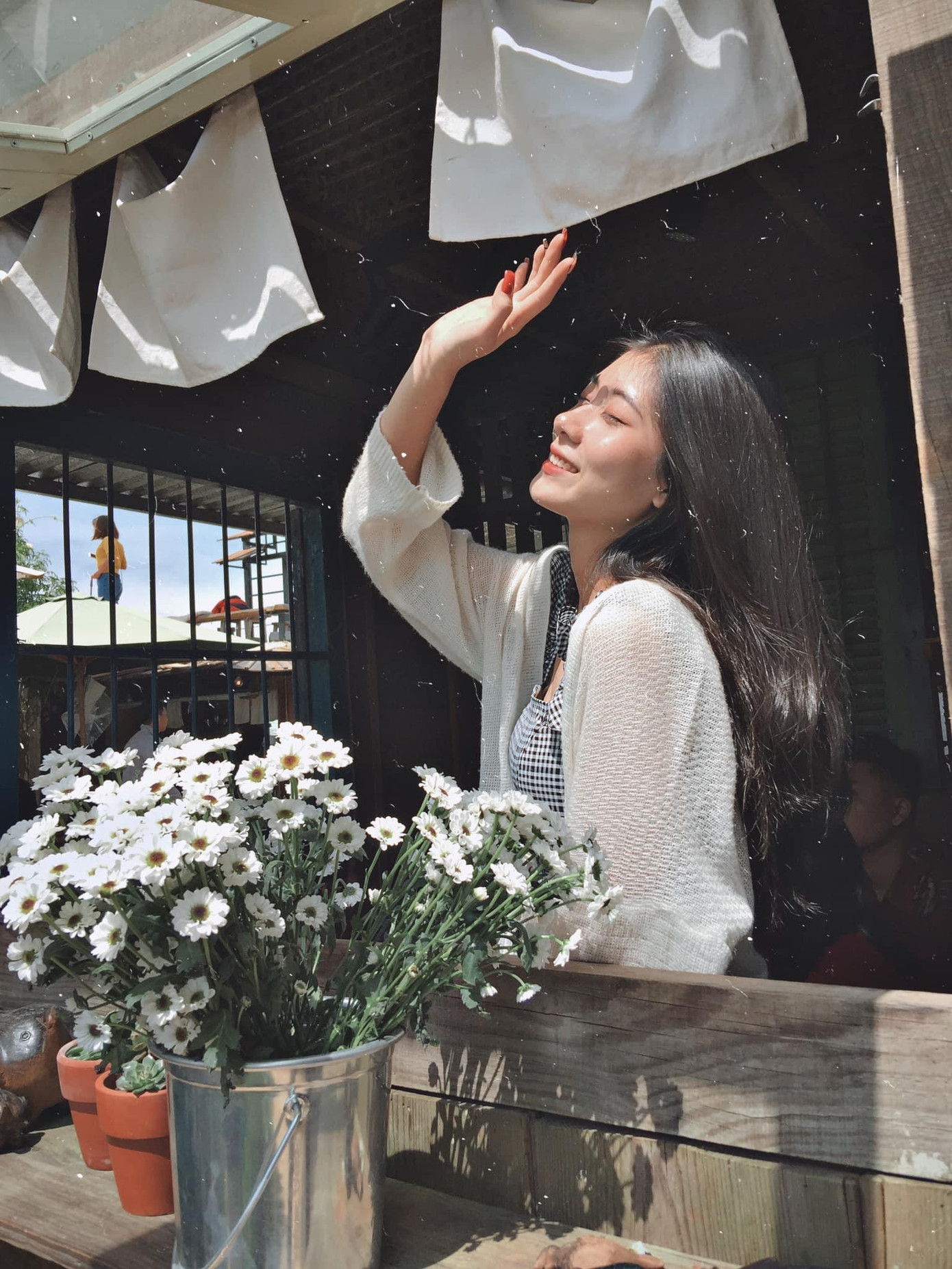 Vẻ đẹp trong veo của nữ sinh Hutech trong bộ đồng phục trường ảnh 8