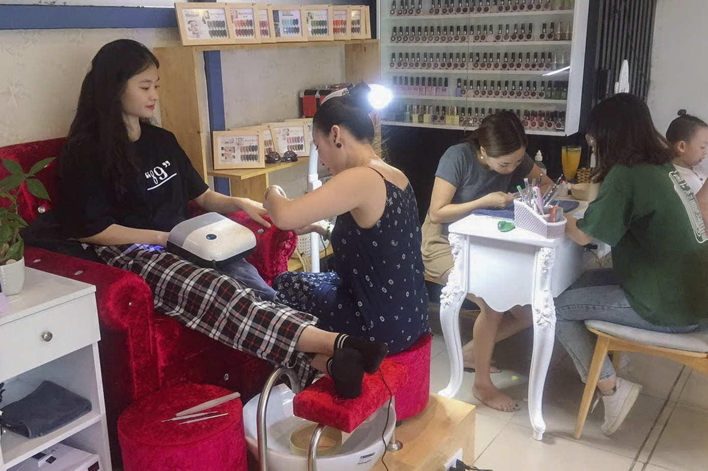“Kỳ lạ” tiệm Nail mọc lên giữa trường Đại học ảnh 2