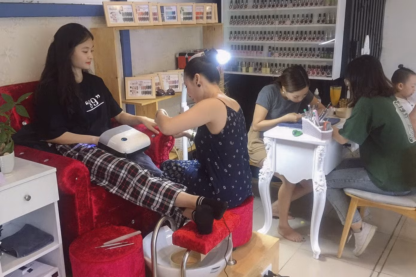 “Kỳ lạ” tiệm Nail mọc lên giữa trường Đại học ảnh 2