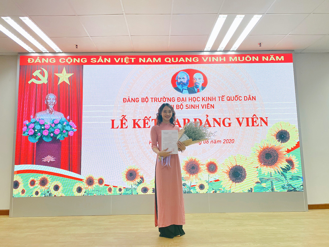 Tân cử nhân trẻ tuổi nhất trường ĐH Kinh tế Quốc dân là Đảng viên, sinh viên xuất sắc ảnh 4