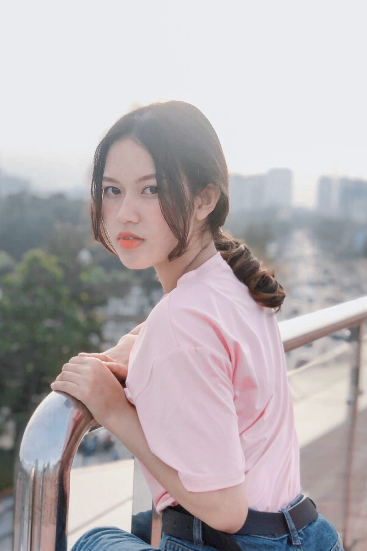 Sinh viên giỏi 3 năm kiêm người mẫu ảnh, diễn viên, Make-up Artist và dẫn chương trình ảnh 3