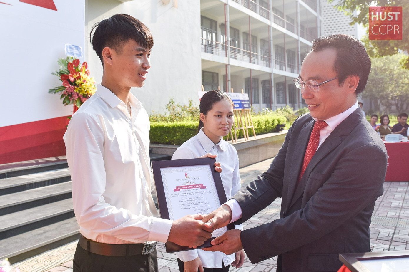 Đức Anh nhận học bổng ở trường Đại học. Nam thủ khoa đại học khối A 2019 nhắn nhủ gì tới đàn em chuẩn bị thi THPT 2020? ảnh 1
