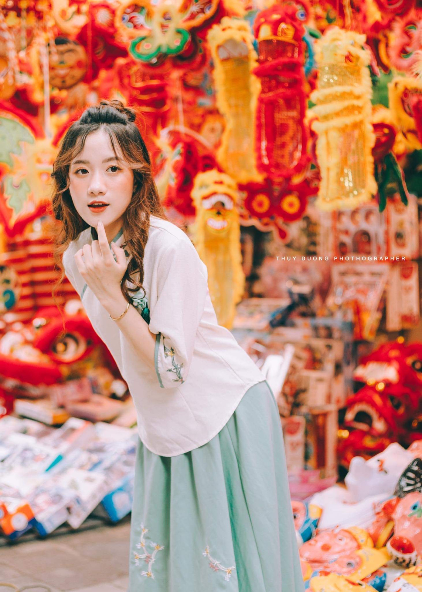 Nữ sinh 10X gây thương nhớ trong bộ ảnh đón Trung thu trên phố Hàng Mã ảnh 7