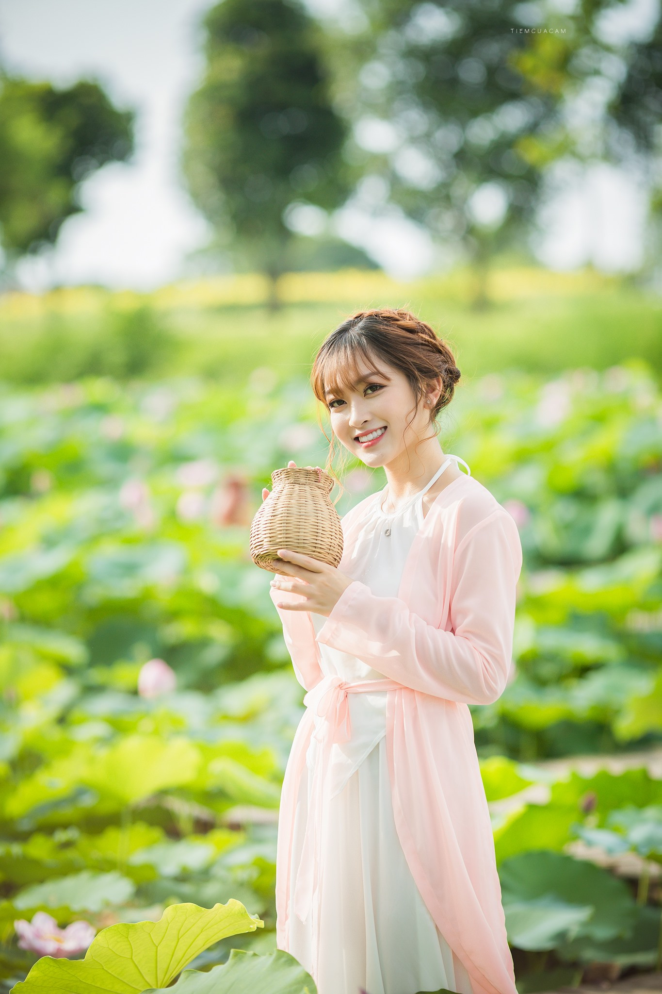 Nữ sinh Tài chính xinh đẹp trong tà áo tứ thân bên hoa sen dưới nắng Hè ảnh 10
