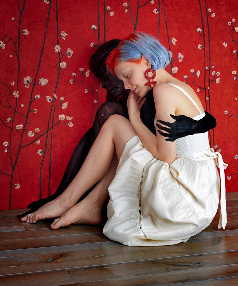 Không ngại khác biệt, hot girl Nga gây “sốt” với những bức ảnh kỳ quái đầy màu sắc ảnh 2