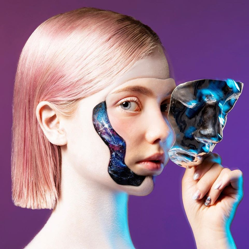 Không ngại khác biệt, hot girl Nga gây “sốt” với những bức ảnh kỳ quái đầy màu sắc ảnh 1