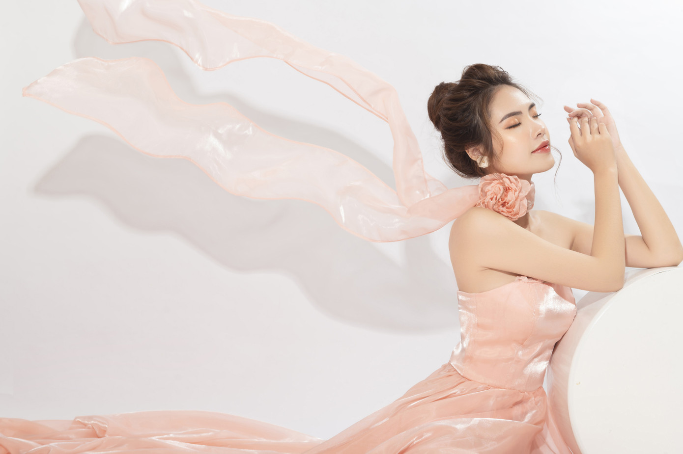 “Lụi tim” với nét quyến rũ của Á khôi Hồng Nhung trong bộ ảnh Giáng sinh ảnh 6