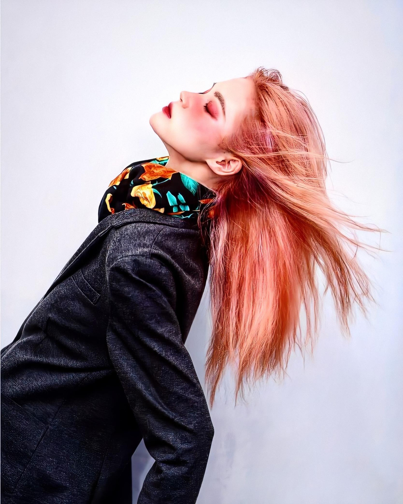 Bông hoa khác biệt giữa một rừng hoa ảnh 15