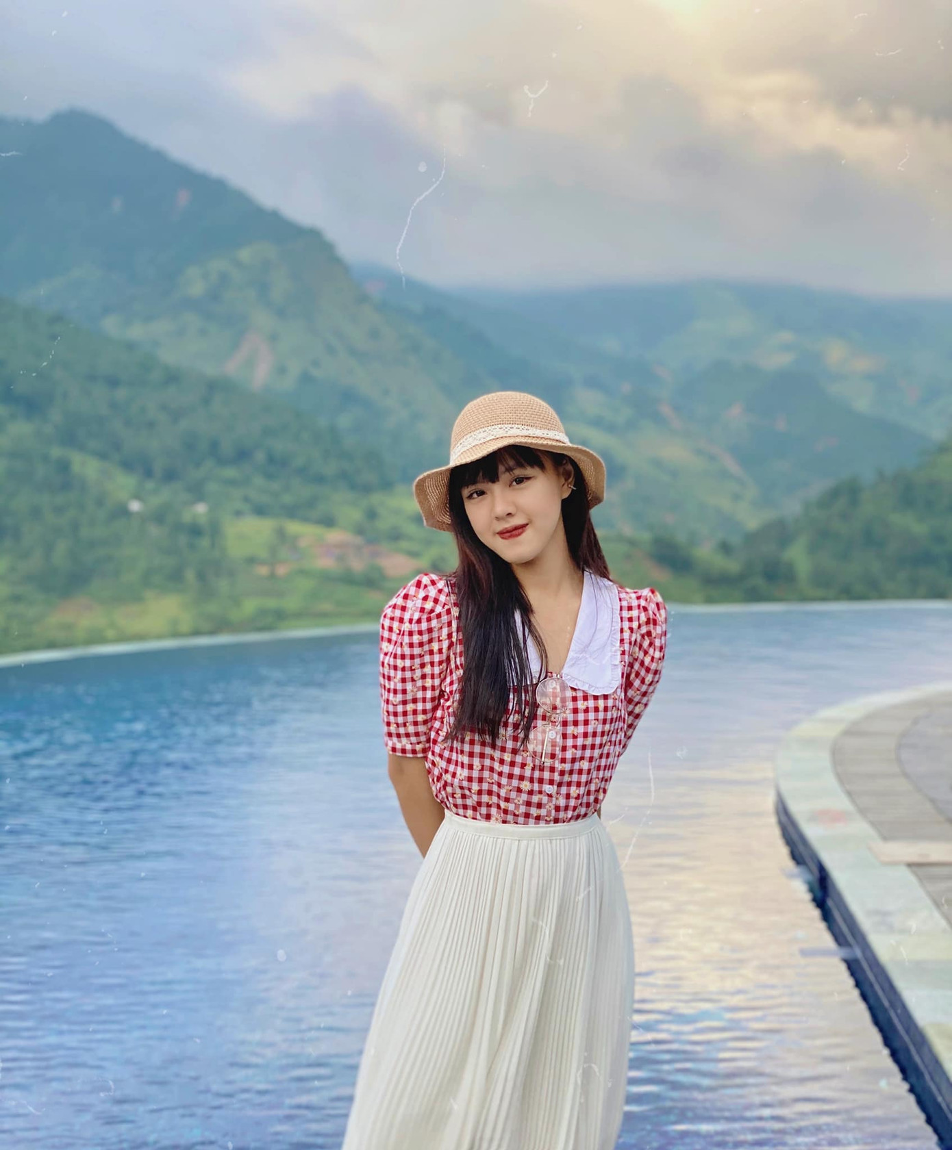 Cô sinh viên khoa Luật đam mê dẫn chương trình ảnh 7