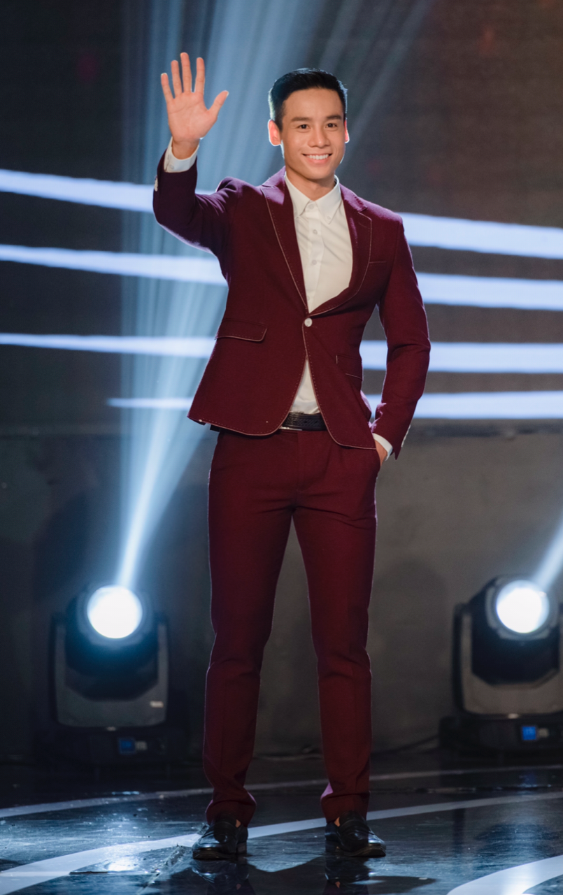 Nam vương Cao Xuân Tài khóc nghẹn ôm bố mẹ trên sóng truyền hình ảnh 6