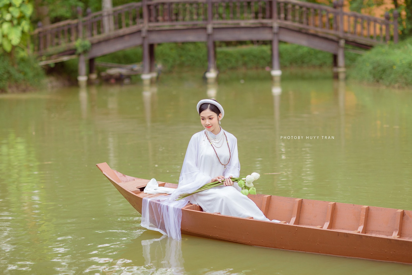 Hoa khôi Hutech đẹp dịu dàng trong áo dài cổ phục Việt Nam ảnh 2