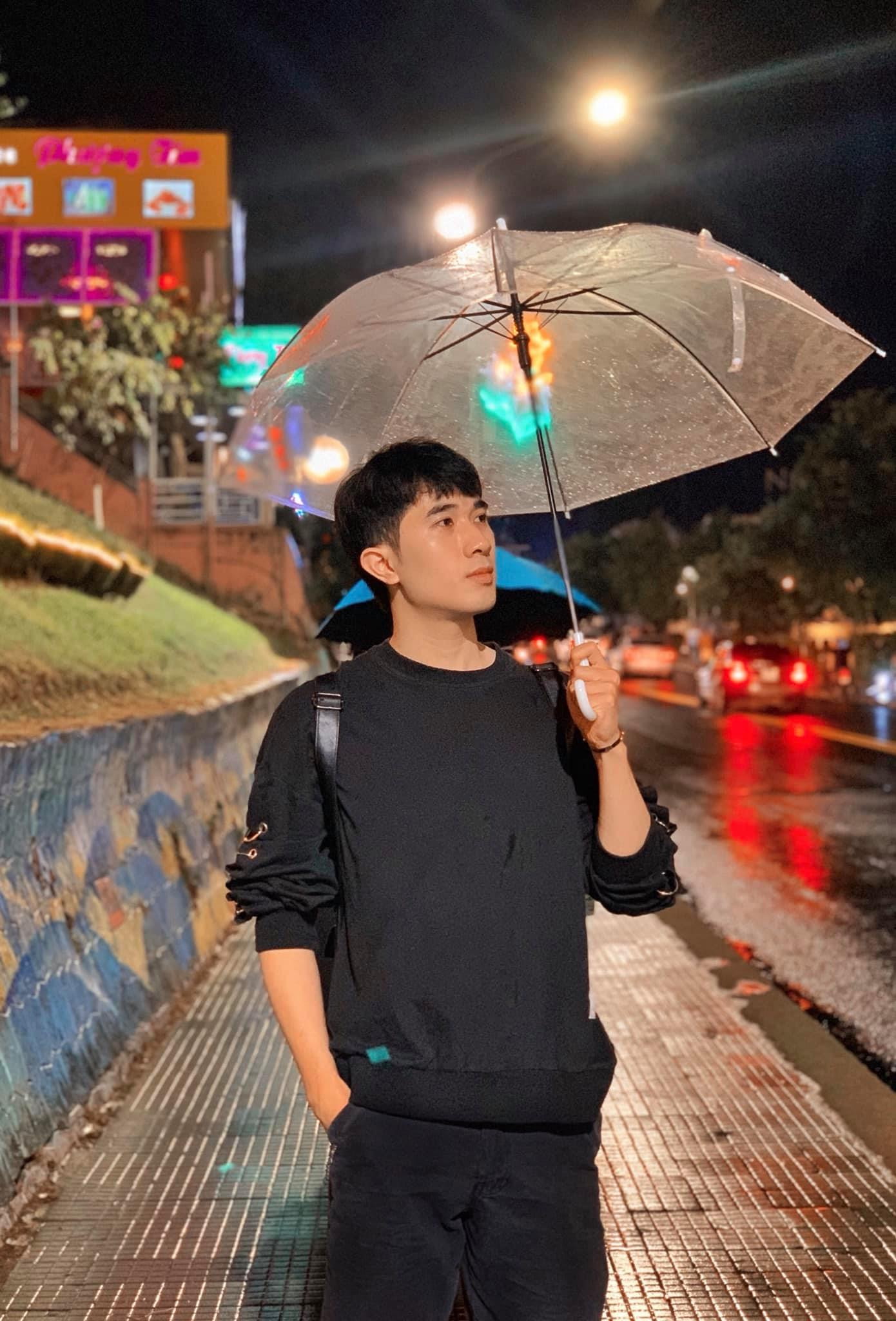 Để được như thời điểm hiện tại, Công Lưu đã phải nỗ lực rất nhiều. “Mình đã từng mắc lỗi rất nhiều, thậm chí còn có những lỗi rất ngớ ngẩn, điều đó khiến mình rất tự ti về bản thân. Tuy nhiên, mình nghĩ rằng không thể mãi dừng lại ở đó, mình phải đối mặt và cố gắng hơn từng ngày. Vì vậy, mình rất trân trọng những lời nhận xét, góp ý để nỗ lực thay đổi, hoàn thiện bản thân.” Chàng MC “lém lỉnh” của VTV6 với hành trình chinh phục đam mê ảnh 5