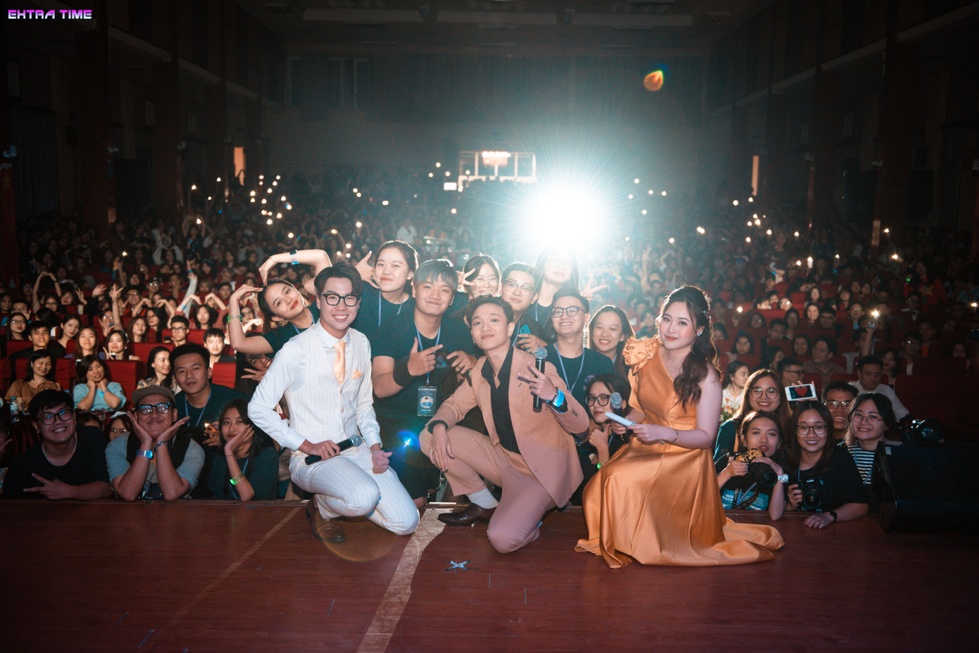 Ca sĩ Hoàng Dũng cháy hết mình tại đêm nhạc hội chào tân sinh viên trường Báo ảnh 2