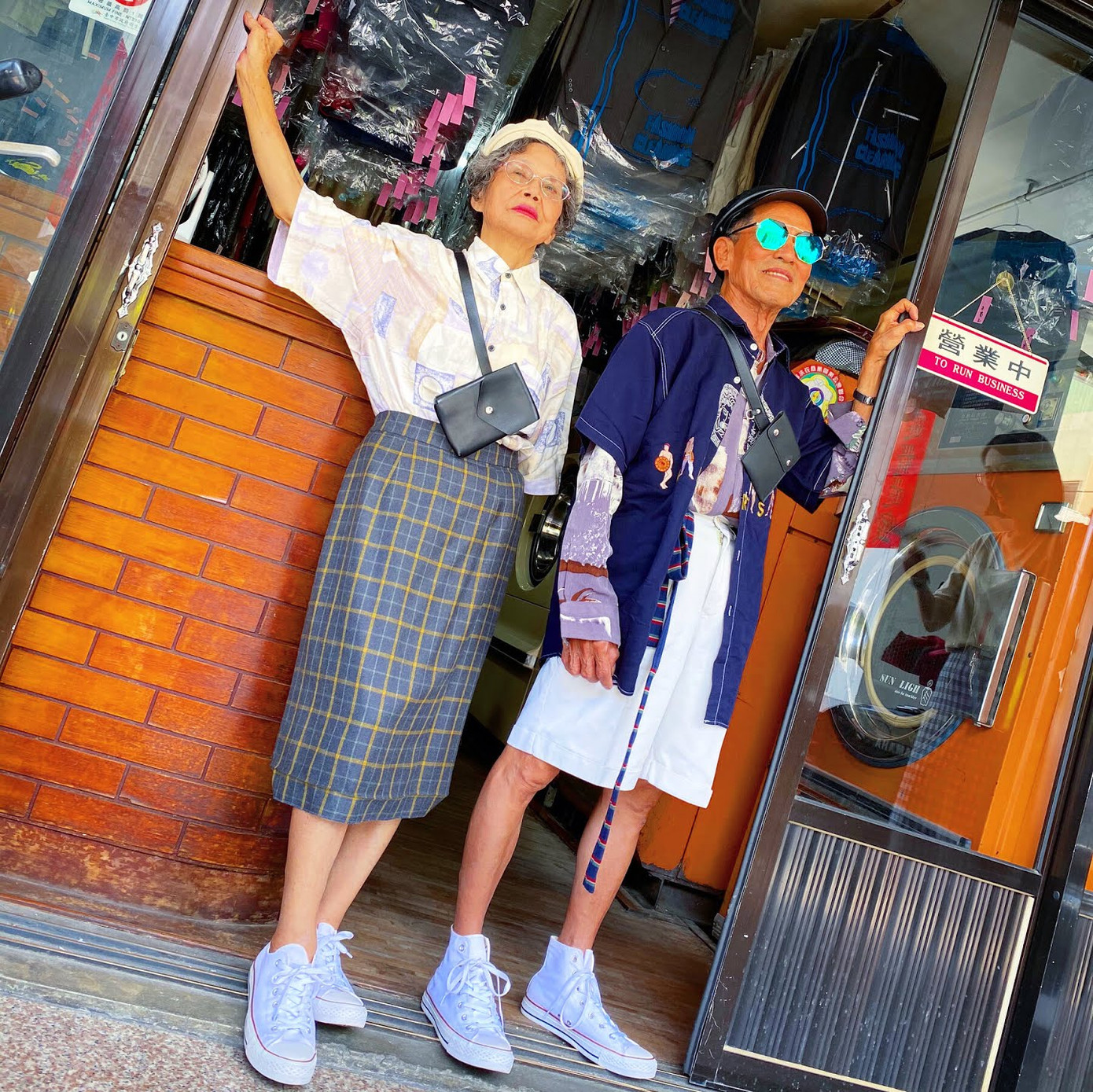 Học cách phối đồ cũ cực “chất” từ cặp vợ chồng U80 ảnh 1