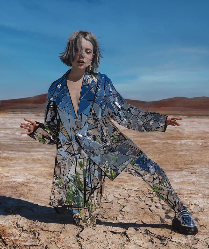 Không ngại khác biệt, hot girl Nga gây “sốt” với những bức ảnh kỳ quái đầy màu sắc ảnh 3