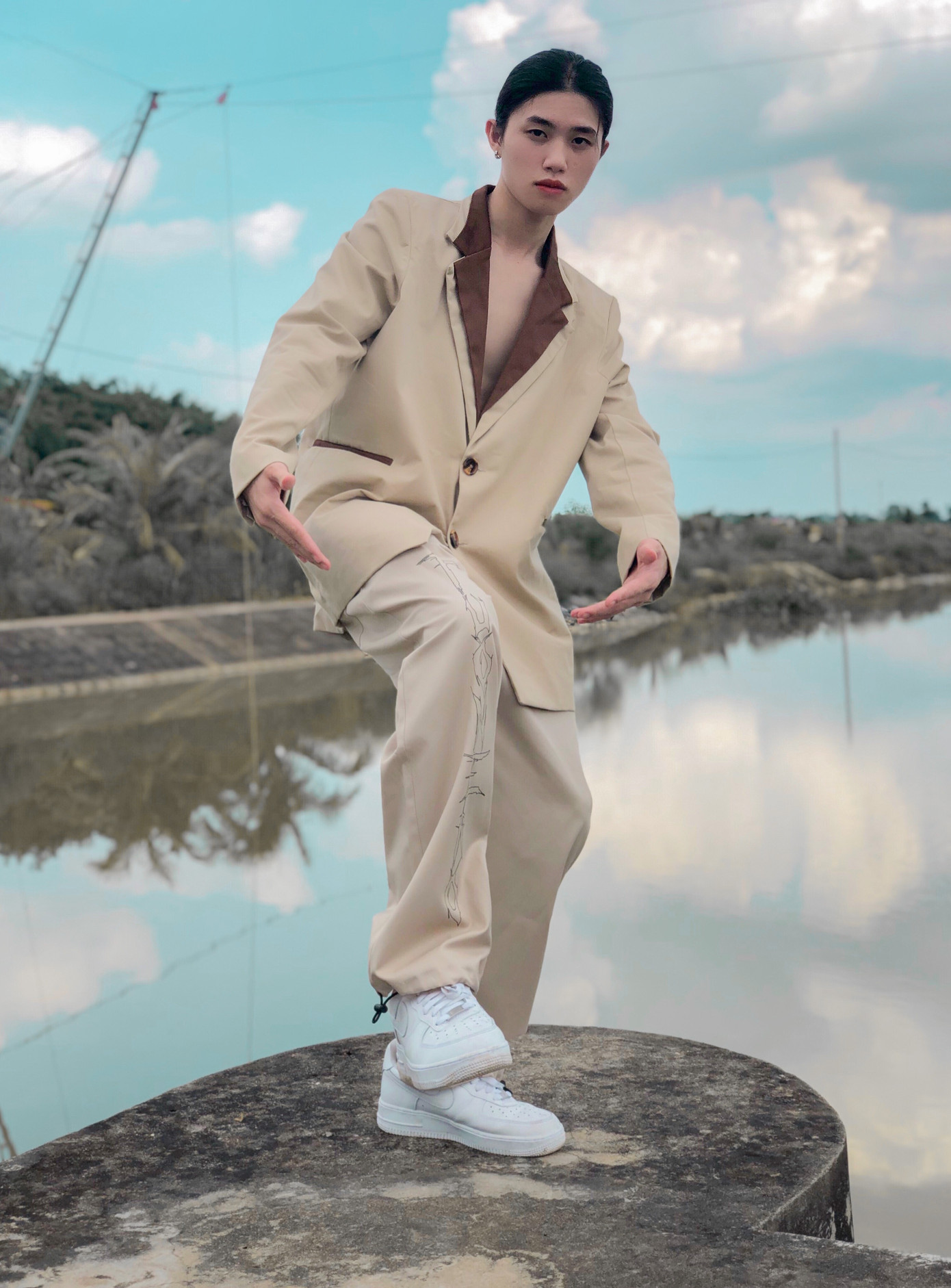 Chàng trai sở hữu vẻ đẹp gây sốc thách thức chuẩn mực giới tính ảnh 13