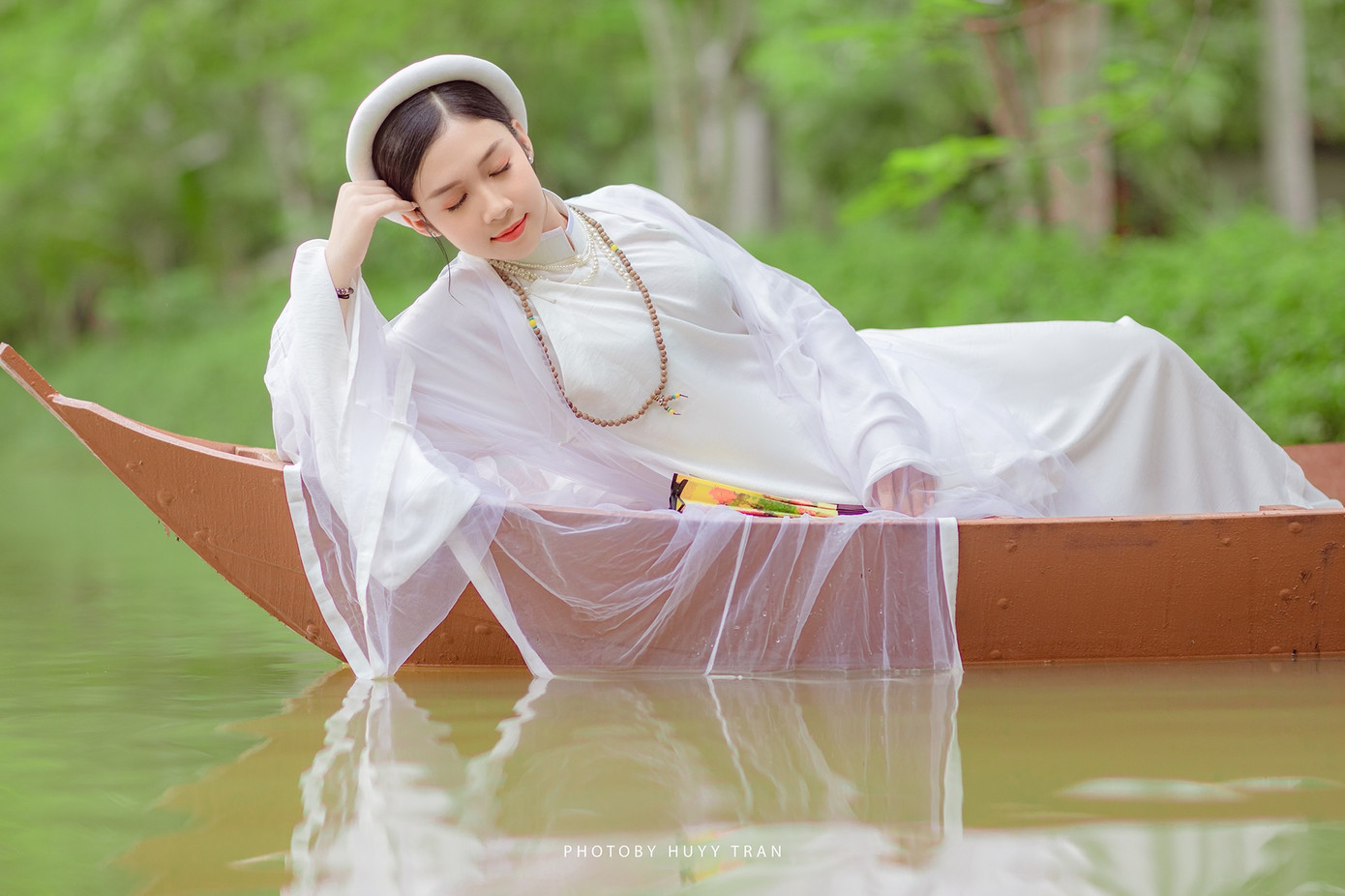 Hoa khôi Hutech đẹp dịu dàng trong áo dài cổ phục Việt Nam ảnh 4