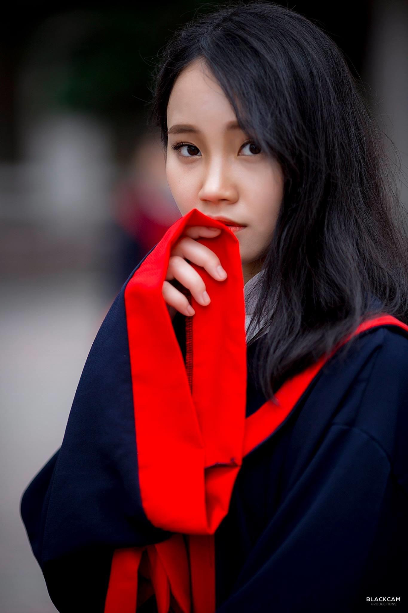 Tân cử nhân trẻ tuổi nhất trường ĐH Kinh tế Quốc dân là Đảng viên, sinh viên xuất sắc ảnh 1