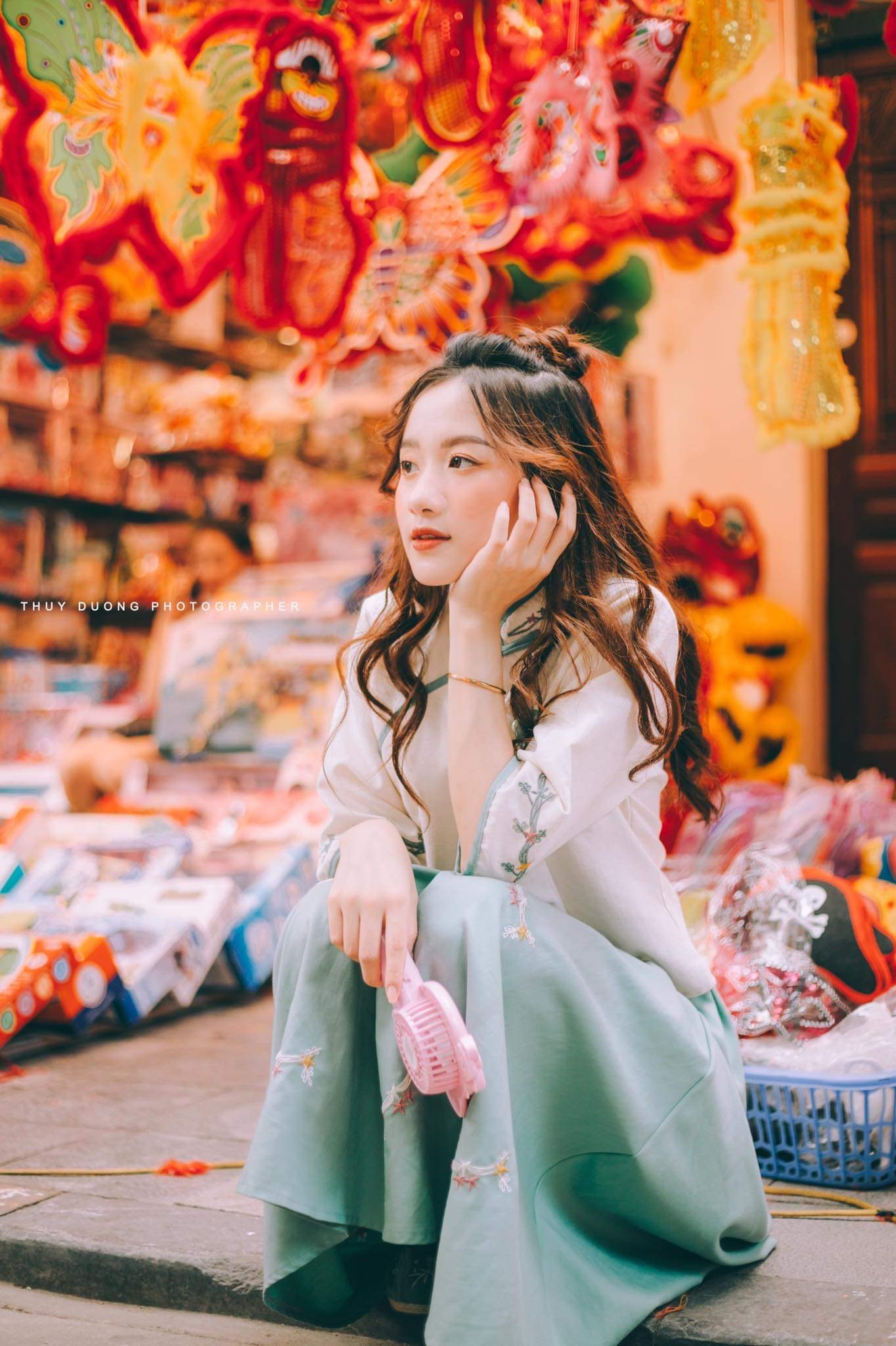 Nữ sinh 10X gây thương nhớ trong bộ ảnh đón Trung thu trên phố Hàng Mã ảnh 5