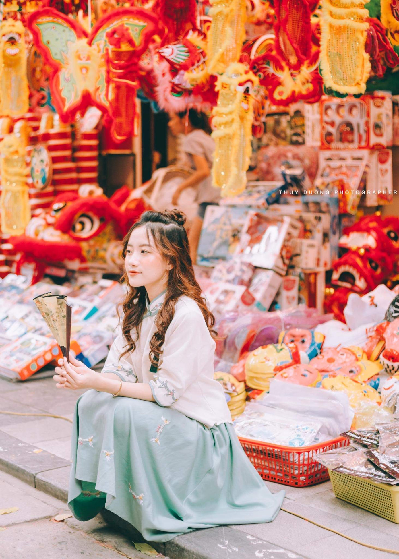Nữ sinh 10X gây thương nhớ trong bộ ảnh đón Trung thu trên phố Hàng Mã ảnh 2