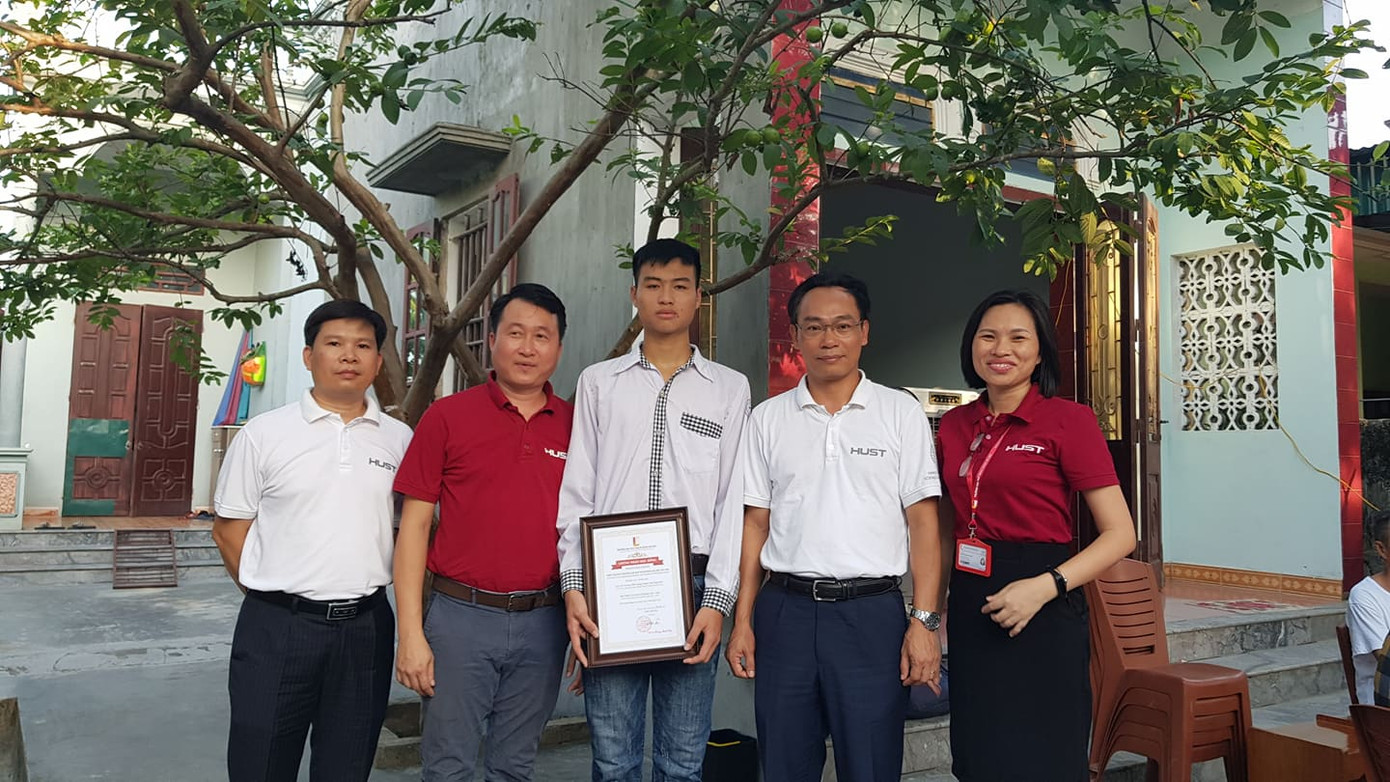 Đức Anh được lãnh đạo trường Đại học Bách khoa Hà Nội đến tận nhà trao học bổng tài năng. Nam thủ khoa đại học khối A 2019 nhắn nhủ gì tới đàn em chuẩn bị thi THPT 2020? ảnh 3