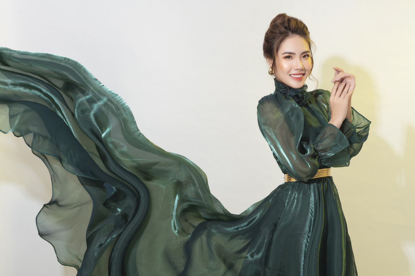 “Lụi tim” với nét quyến rũ của Á khôi Hồng Nhung trong bộ ảnh Giáng sinh ảnh 12