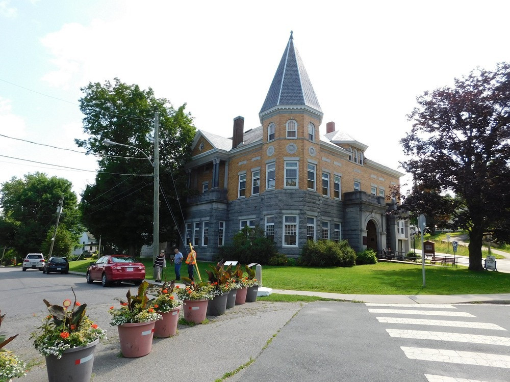 Vẻ đẹp ấn tượng của nhà hát kịch tuyệt đẹp duy nhất thế giới nằm giữa biên giới Mỹ-Canada ảnh 1