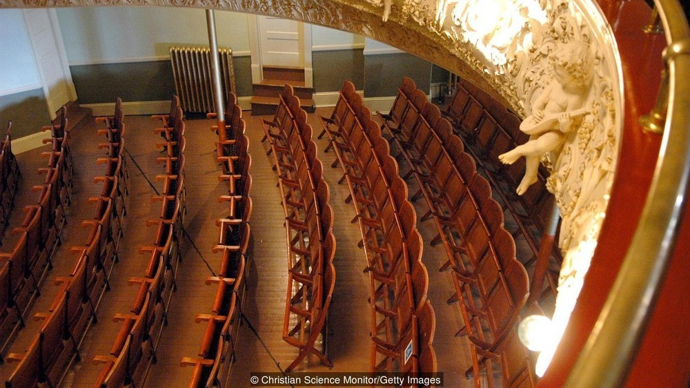 Vẻ đẹp ấn tượng của nhà hát kịch tuyệt đẹp duy nhất thế giới nằm giữa biên giới Mỹ-Canada ảnh 4