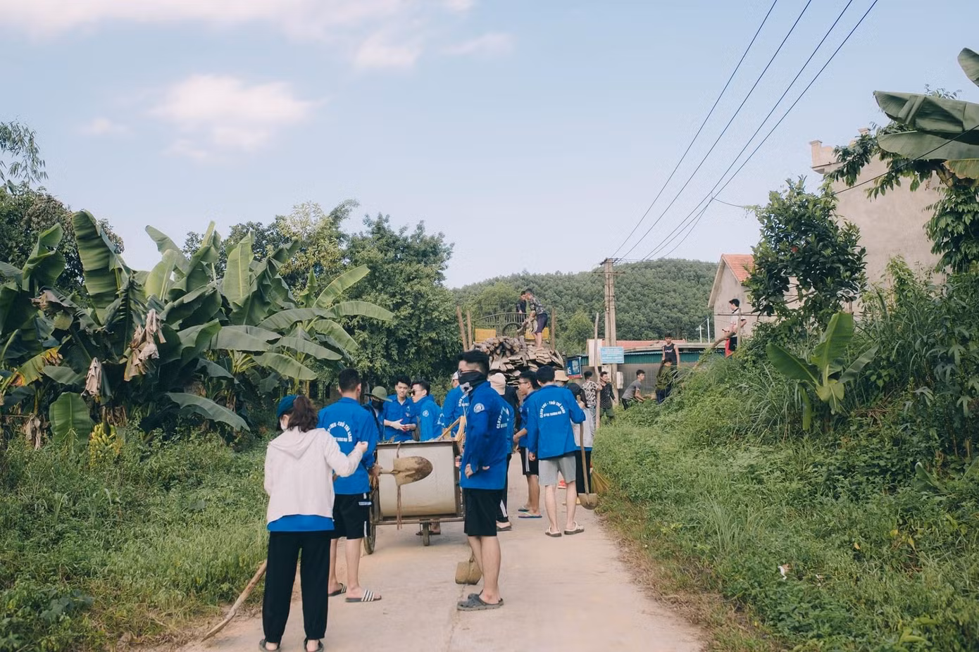 Mùa hè xanh tình nguyện của tuổi trẻ trường Đại học Thương Mại ảnh 9