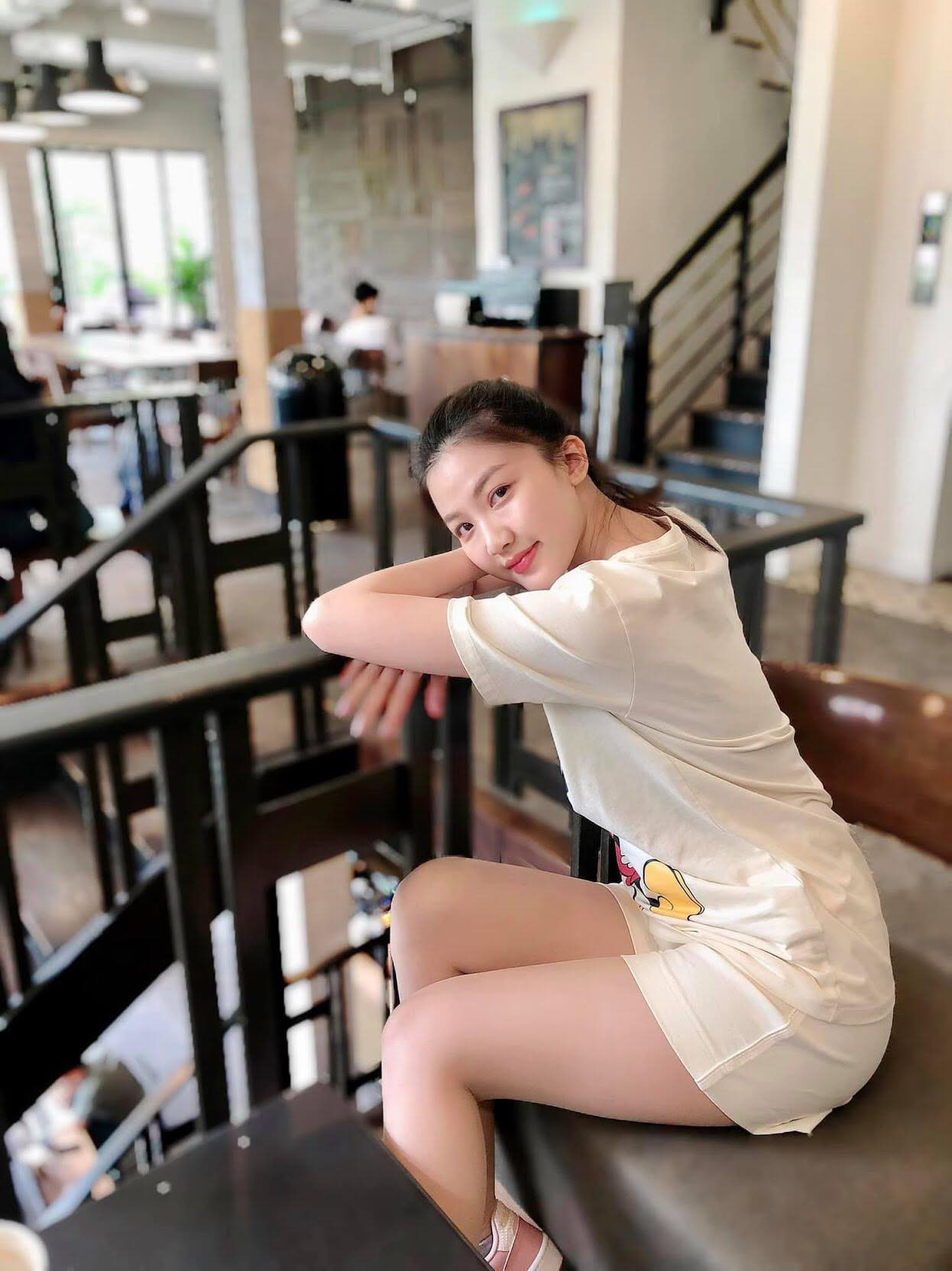 Chi Pu xuất hiện với phong cách sang chảnh; Thu Trang - Tiến Luật mặn nồng dù con đã lớn ảnh 16