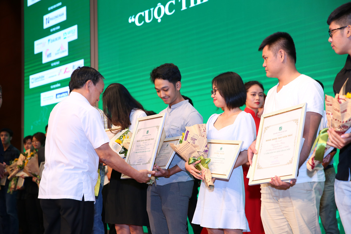 “Cú đúp” giải thưởng của sinh viên ĐH Kiến trúc tại cuộc thi thiết kế bệnh viên dã chiến ảnh 3