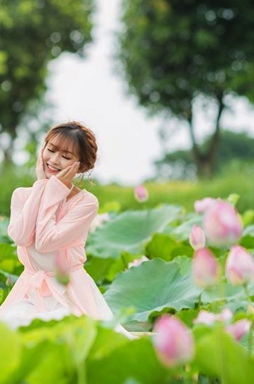 Nữ sinh Tài chính xinh đẹp trong tà áo tứ thân bên hoa sen dưới nắng Hè ảnh 12